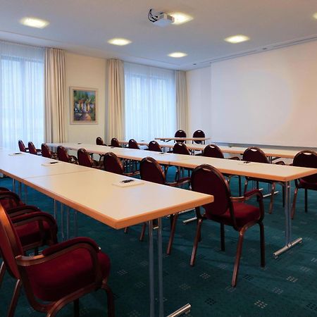 Sheraton Carlton Nuernberg Exterior photo A typical classroom layout