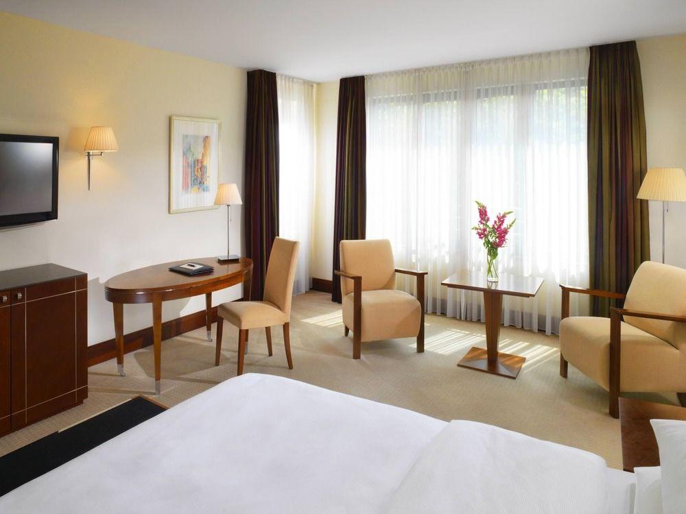 Sheraton Carlton Nuernberg Exterior photo A typical room at the hotel