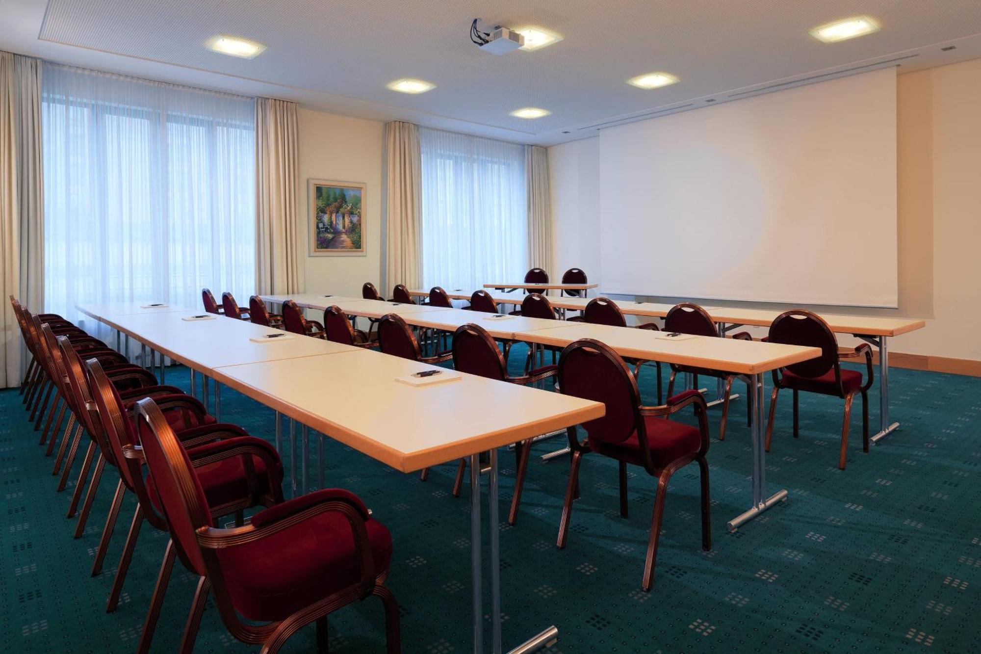 Sheraton Carlton Nuernberg Exterior photo A typical classroom layout