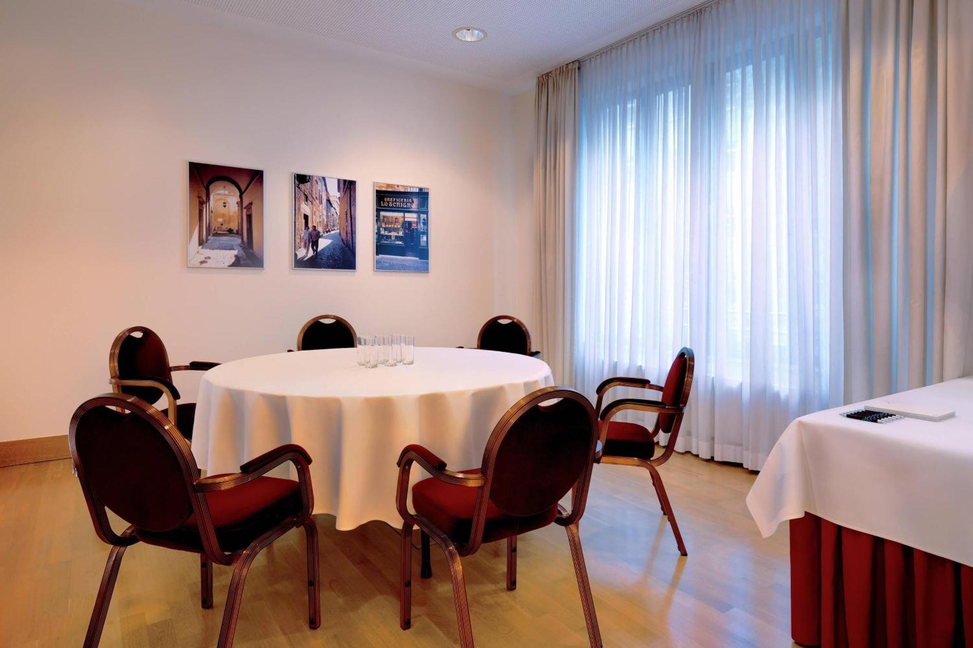 Sheraton Carlton Nuernberg Exterior photo A meeting room at the hotel