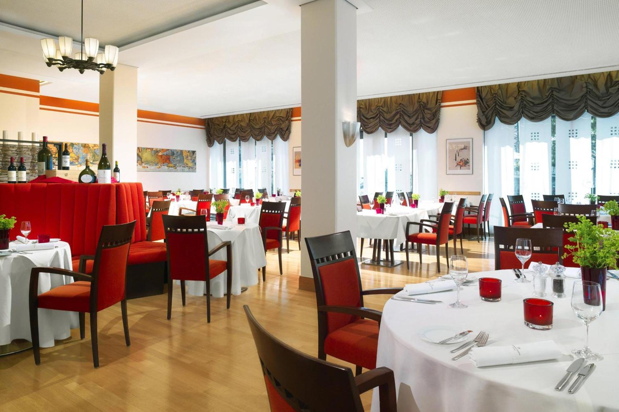 Sheraton Carlton Nuernberg Exterior photo Restaurant