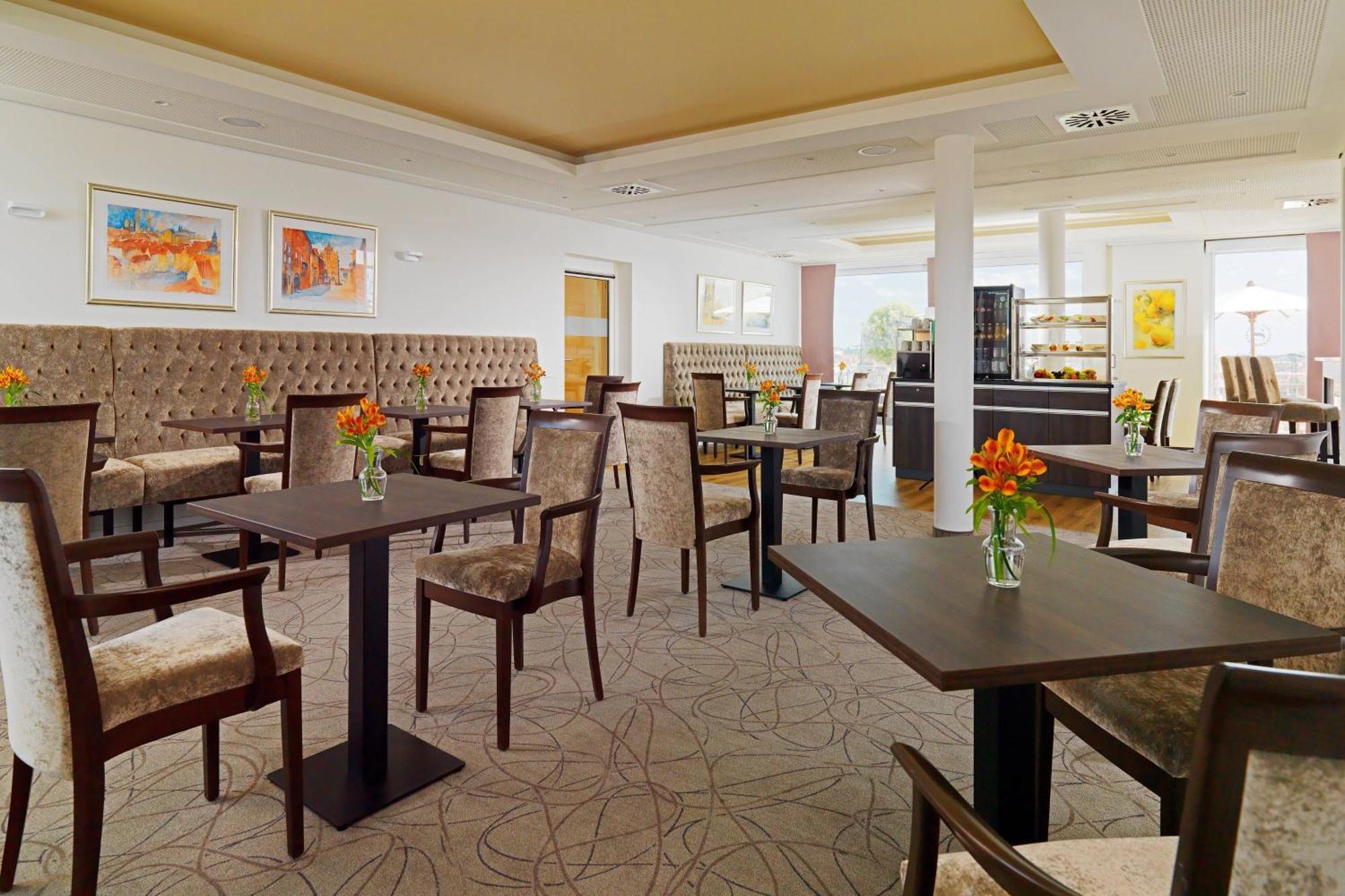 Sheraton Carlton Nuernberg Exterior photo The interior of the lounge