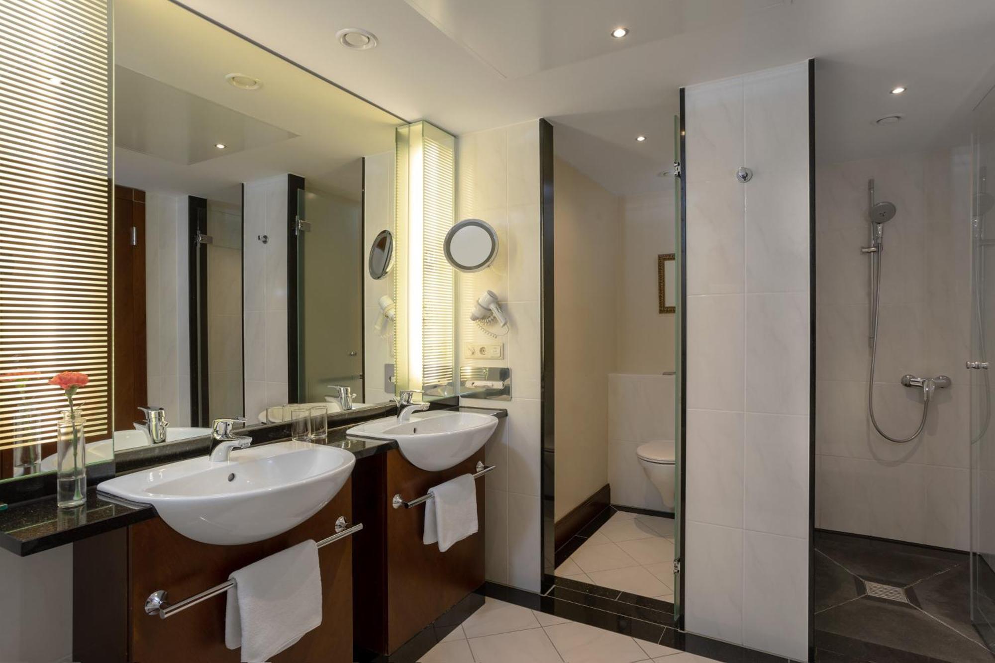 Sheraton Carlton Nuernberg Exterior photo Bathroom