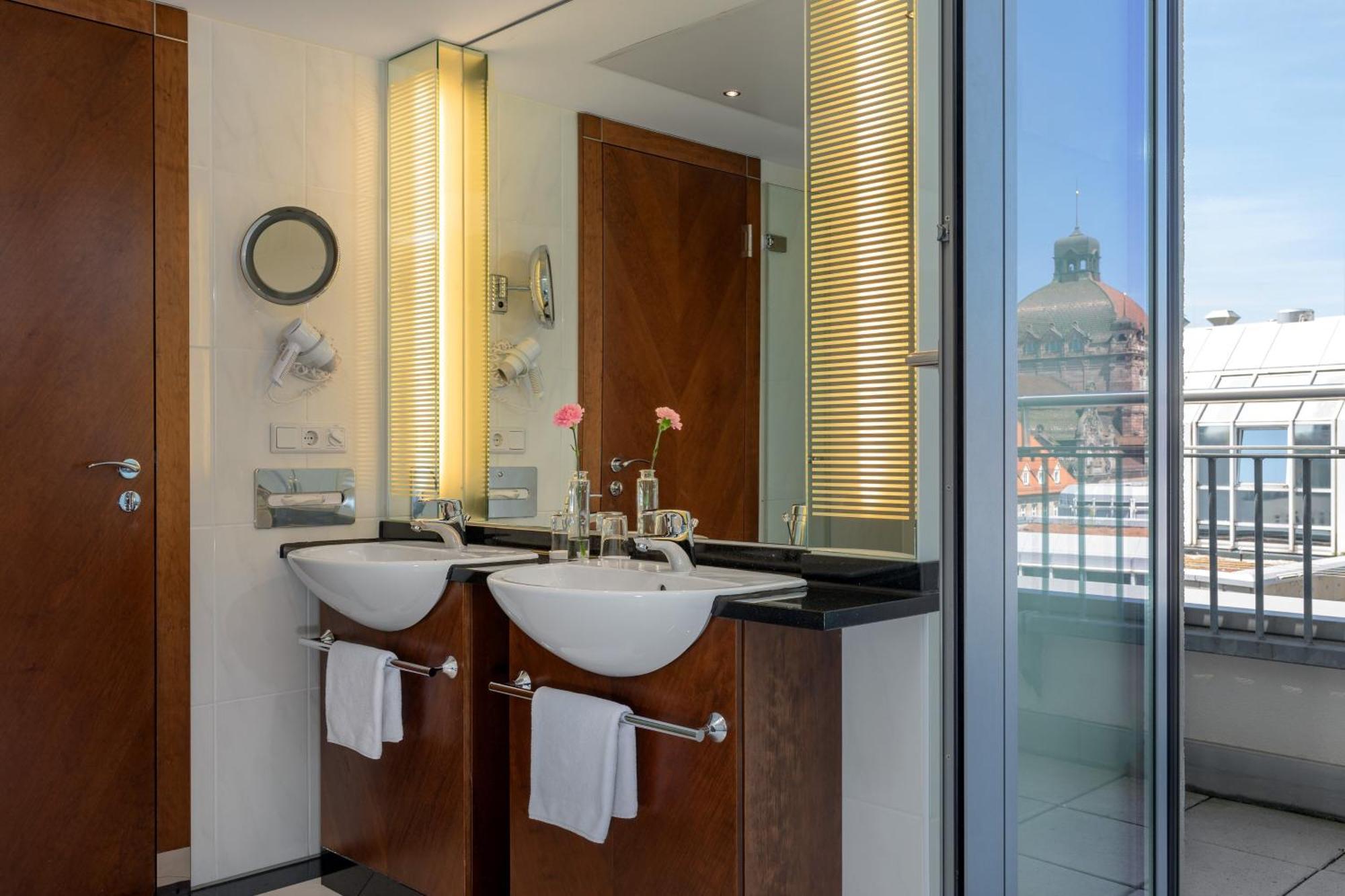 Sheraton Carlton Nuernberg Exterior photo Bathroom
