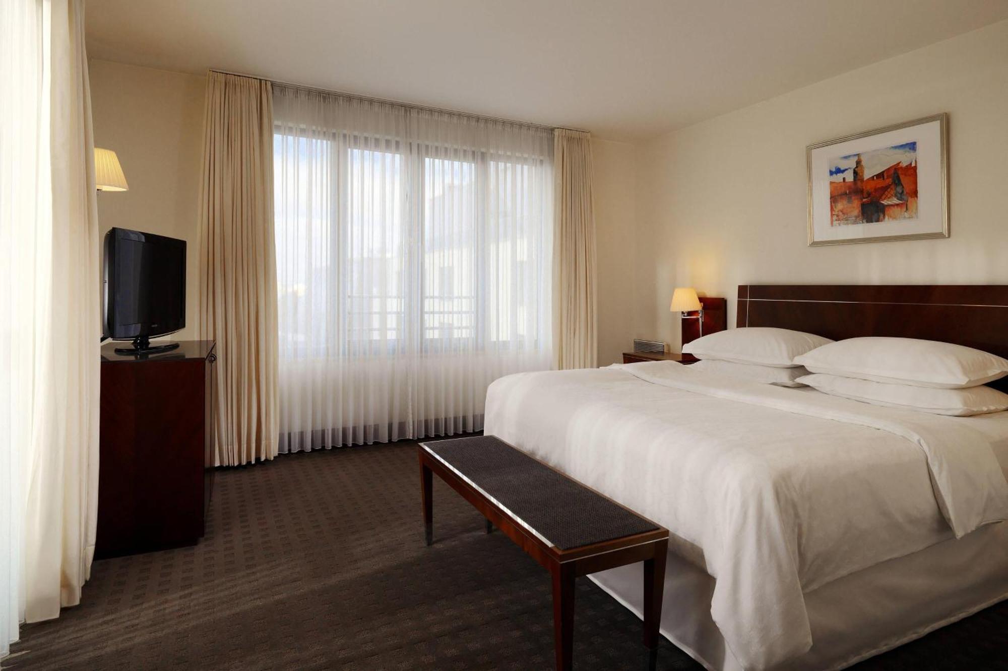 Sheraton Carlton Nuernberg Exterior photo A bedroom at the hotel