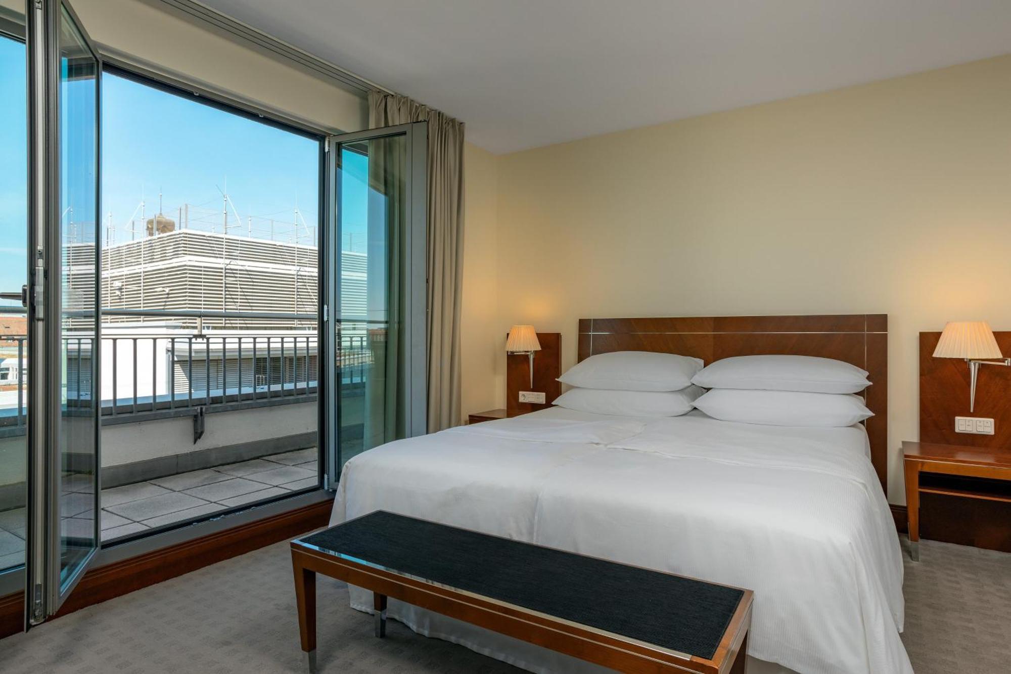 Sheraton Carlton Nuernberg Exterior photo A guest room at the hotel