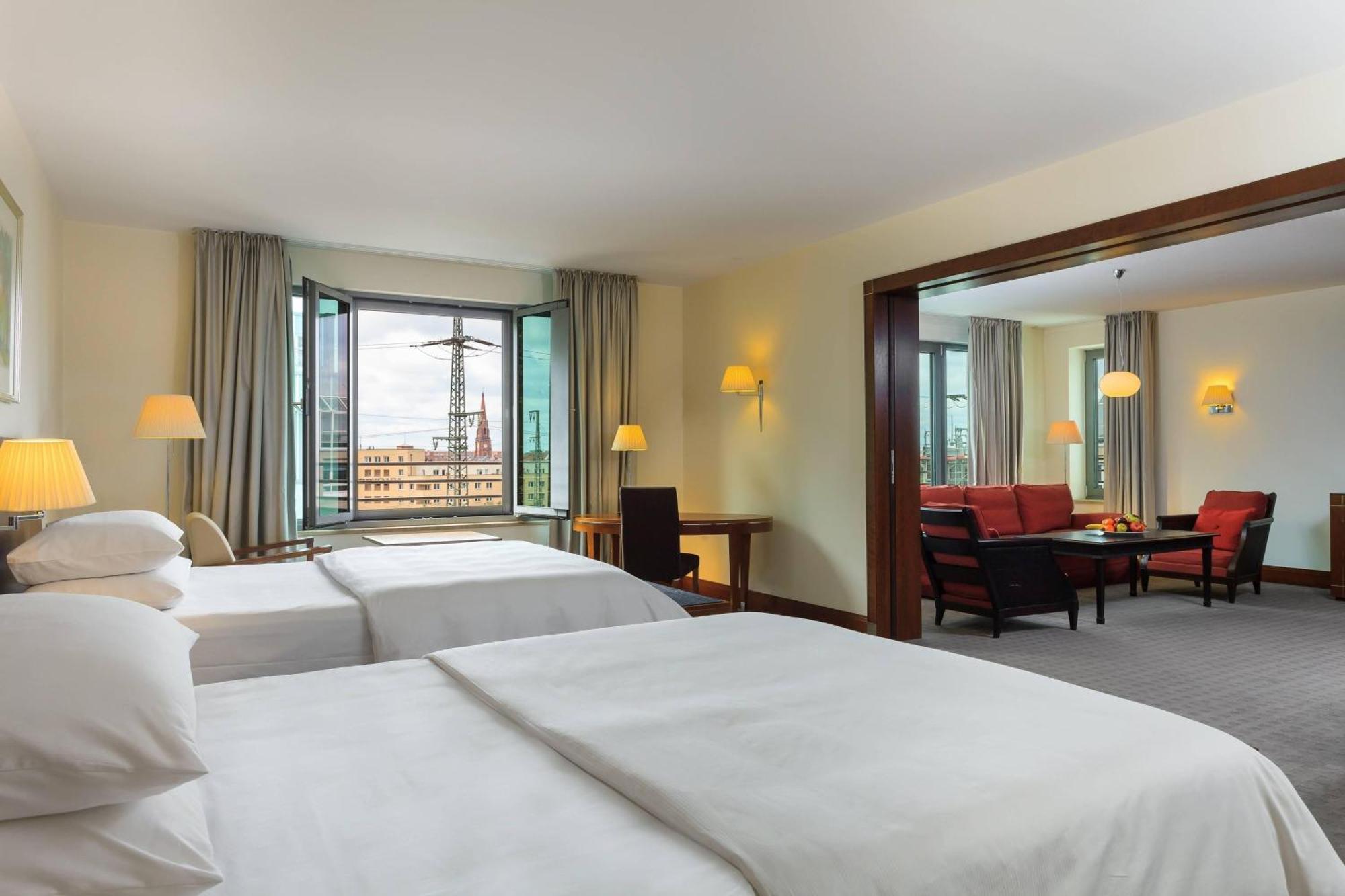 Sheraton Carlton Nuernberg Exterior photo A suite at the hotel