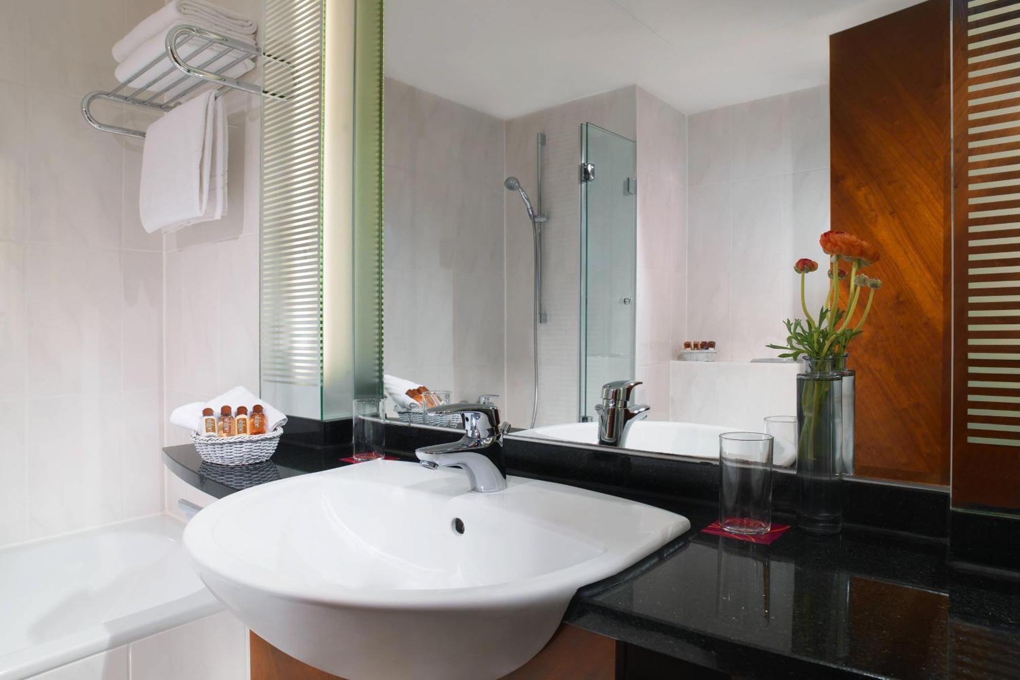 Sheraton Carlton Nuernberg Exterior photo Bathroom