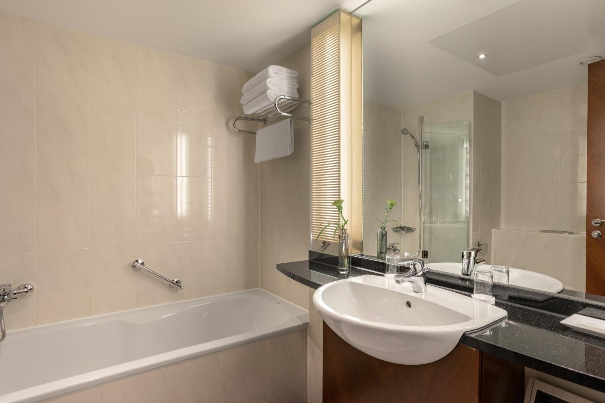Sheraton Carlton Nuernberg Exterior photo A bathroom in a hotel