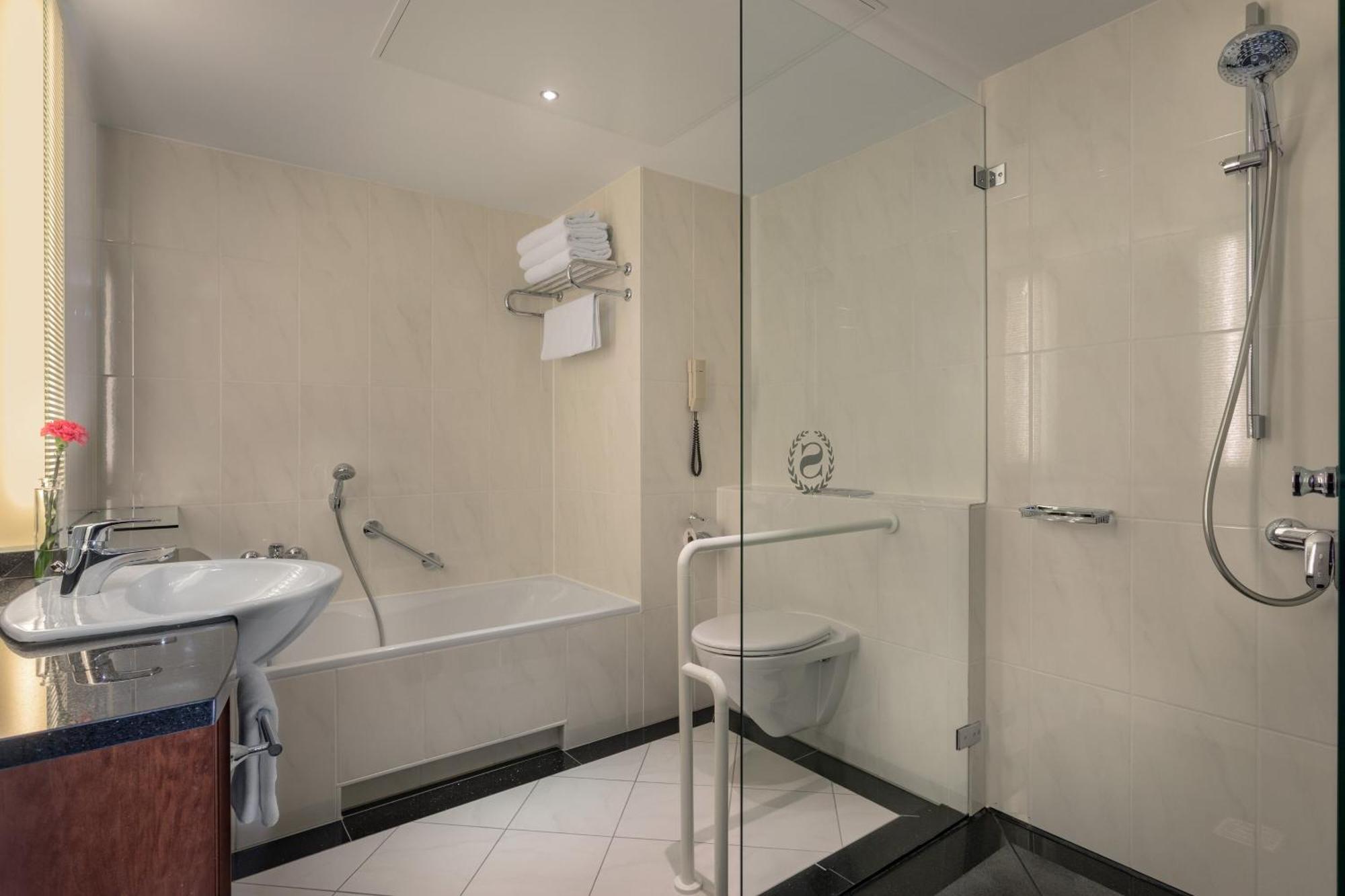 Sheraton Carlton Nuernberg Exterior photo A shower enclosure