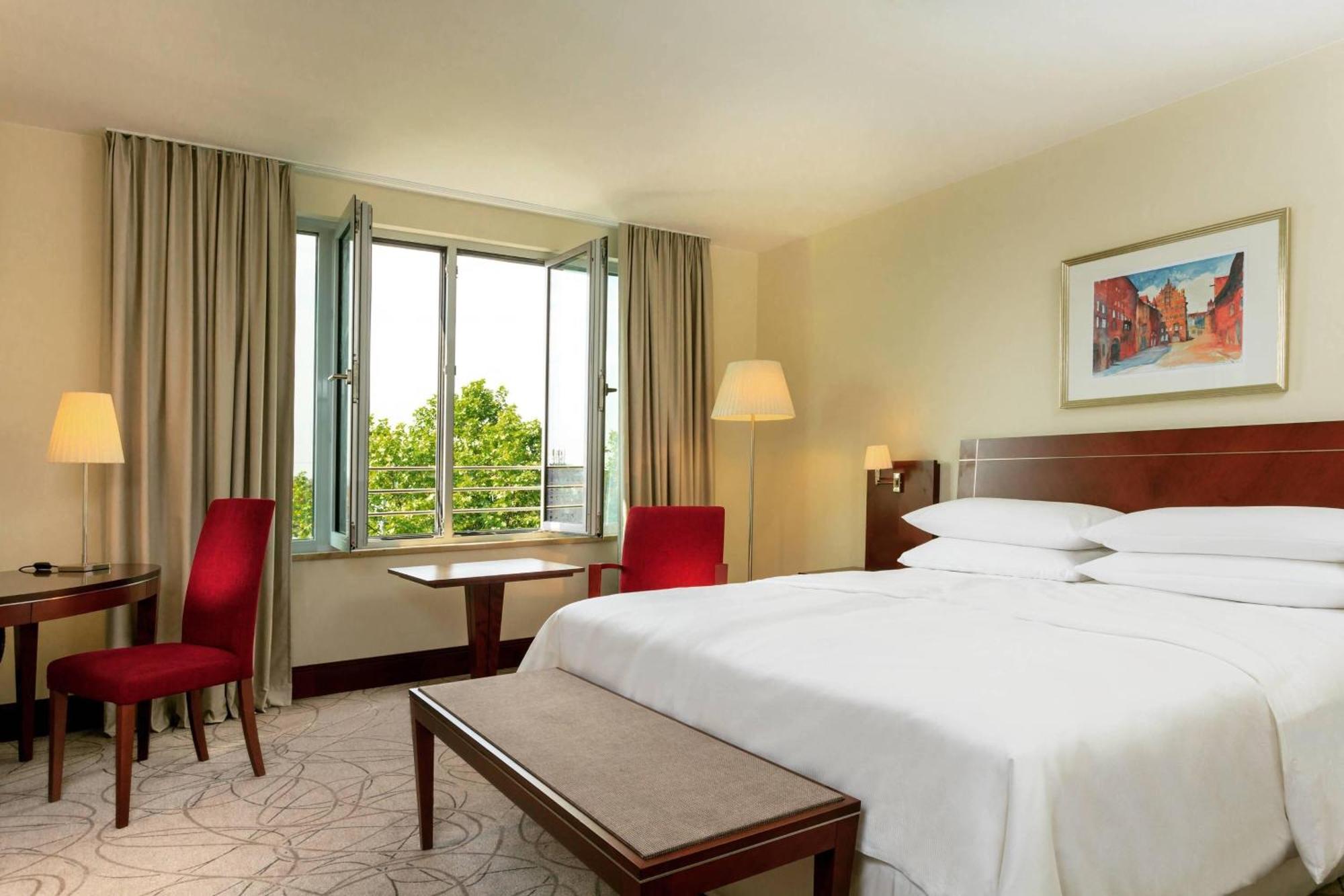 Sheraton Carlton Nuernberg Exterior photo A guest room at the hotel