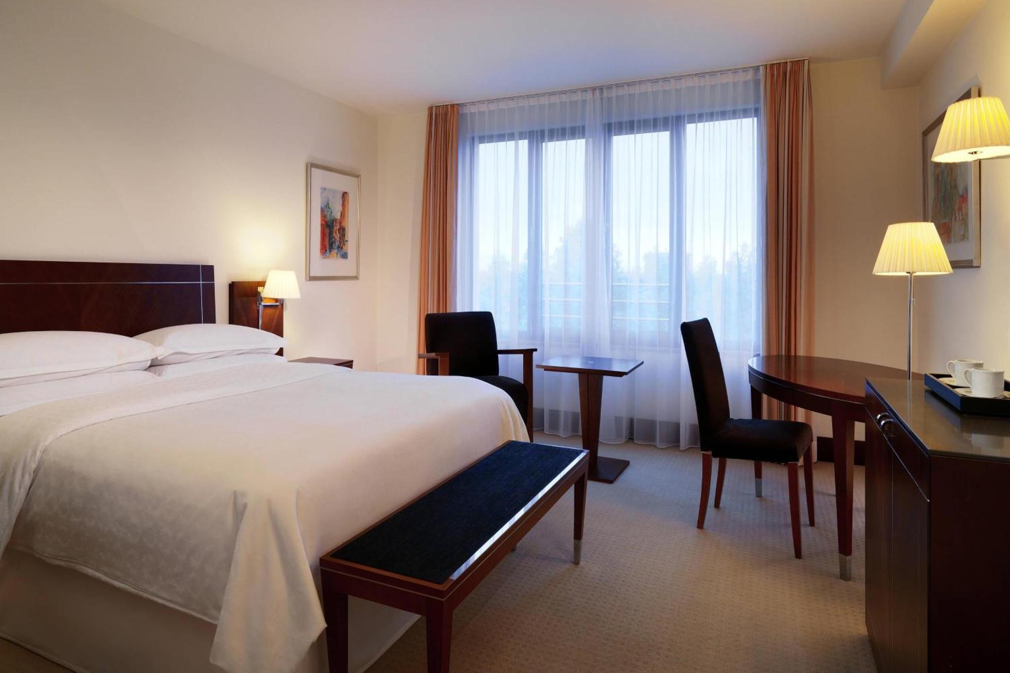 Sheraton Carlton Nuernberg Exterior photo A room at the Hotel de France