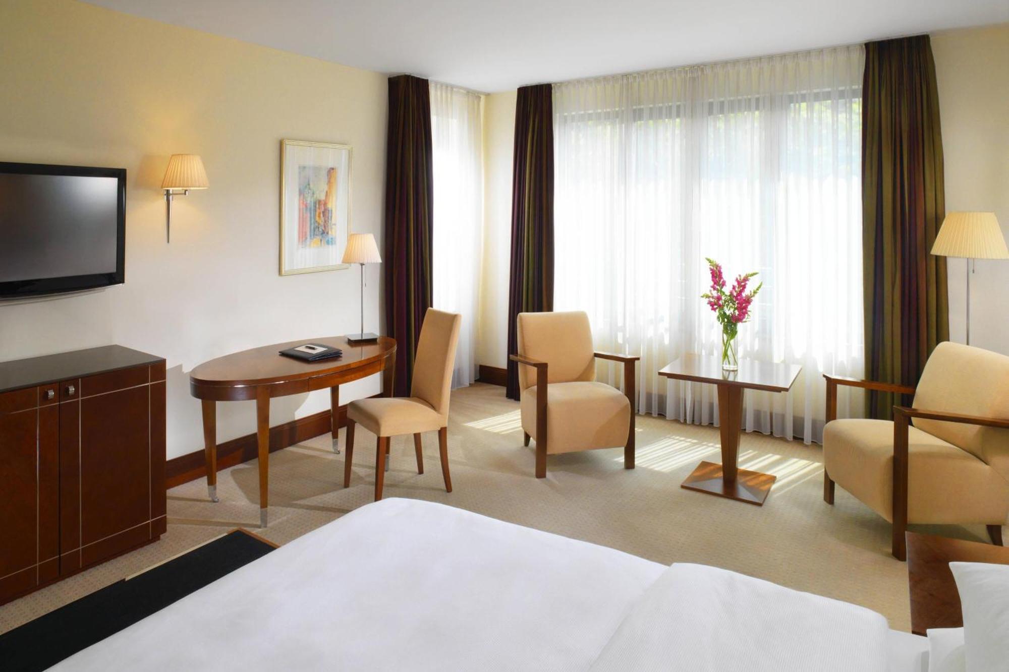 Sheraton Carlton Nuernberg Exterior photo A typical room at the hotel