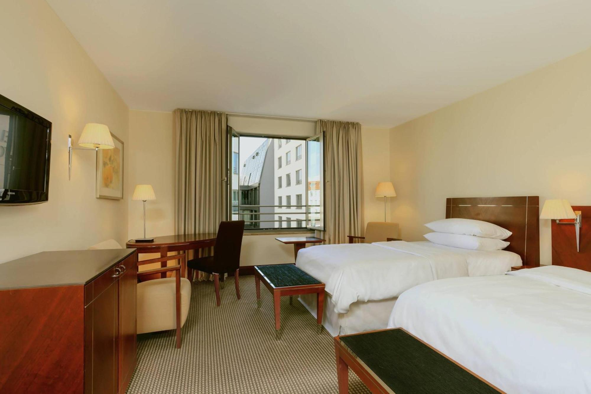 Sheraton Carlton Nuernberg Exterior photo A room at the hotel