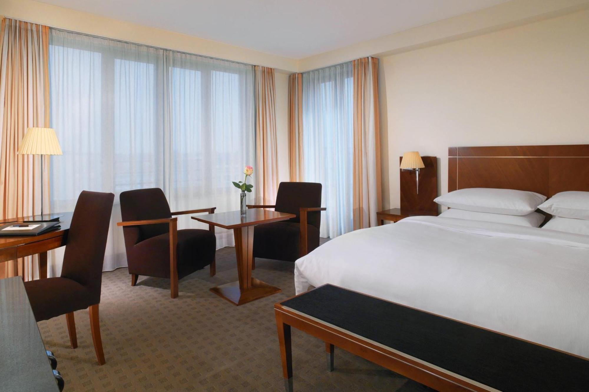 Sheraton Carlton Nuernberg Exterior photo A room at the Hotel de France