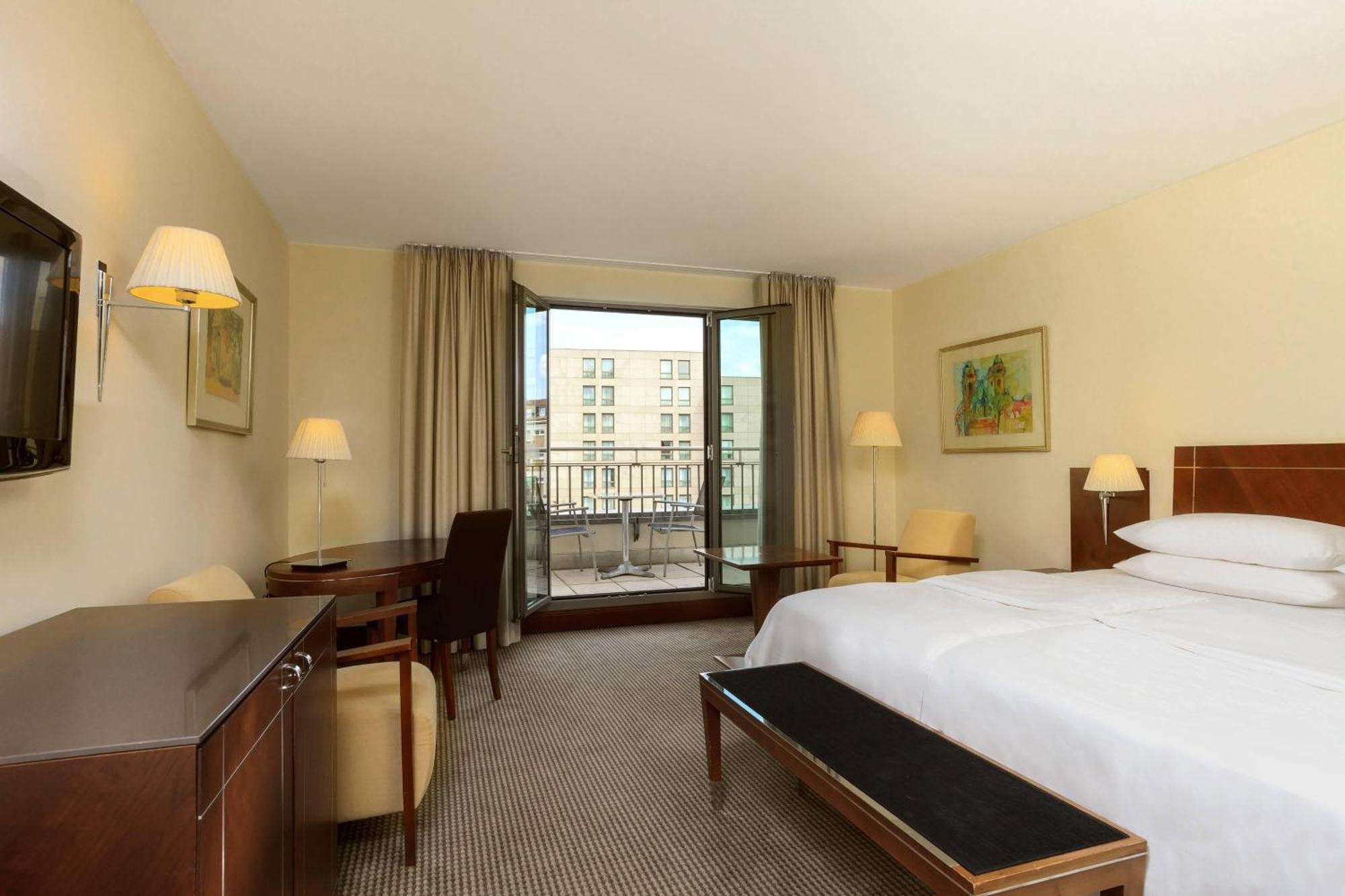 Sheraton Carlton Nuernberg Exterior photo A room at the hotel