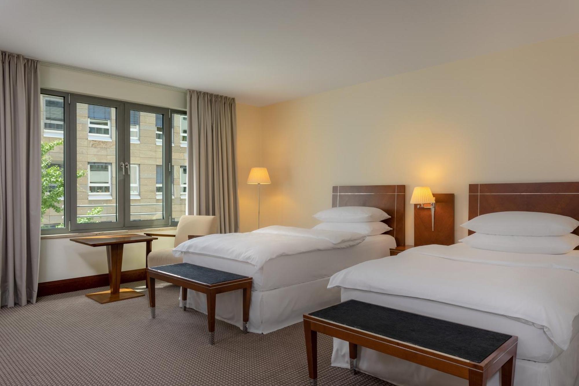 Sheraton Carlton Nuernberg Exterior photo A room at the hotel