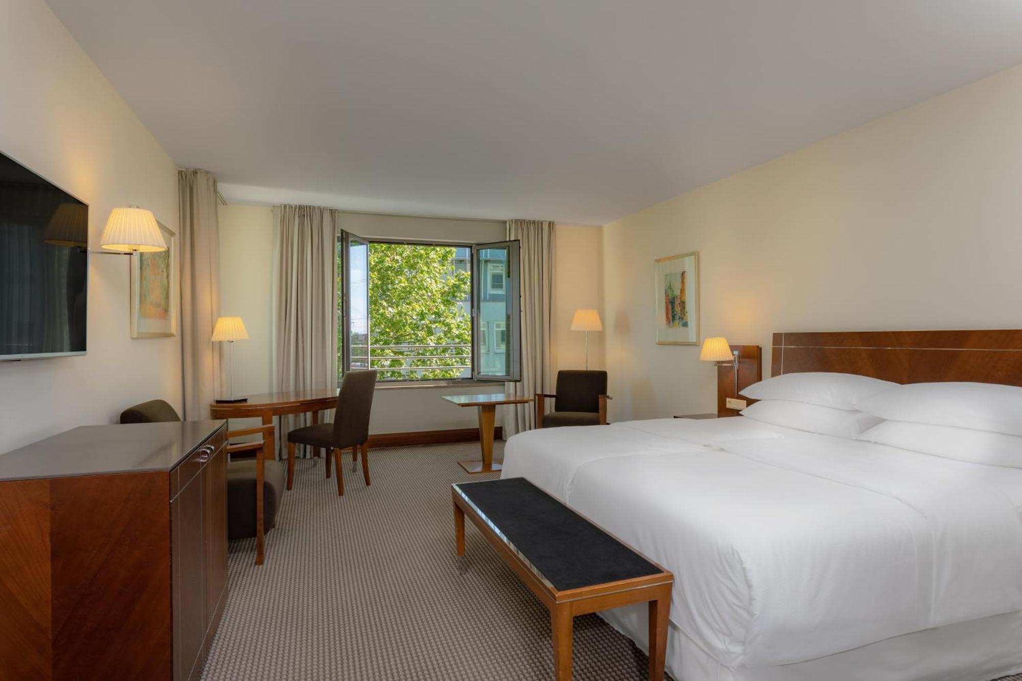 Sheraton Carlton Nuernberg Exterior photo A guest room at the Sheraton Frankfurt